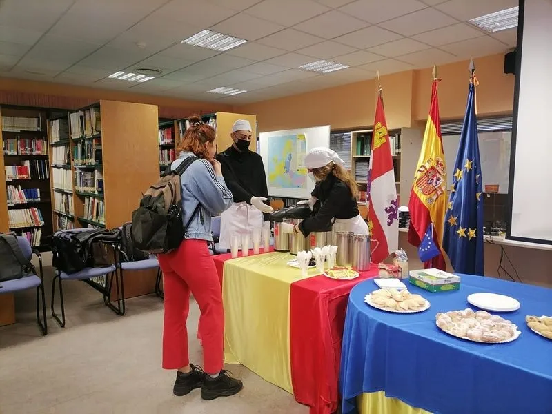 Desayuno con motivo de las actividades de la Semana de Europa, en la biblioteca Francisco de Vitoria de la Universidad de Salamanca