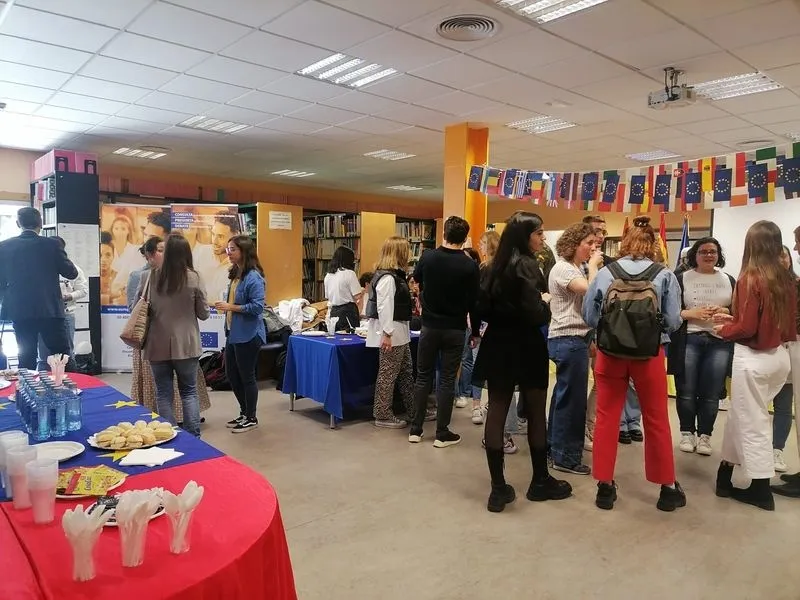 Desayuno con motivo de las actividades de la Semana de Europa, en la biblioteca Francisco de Vitoria de la Universidad de Salamanca