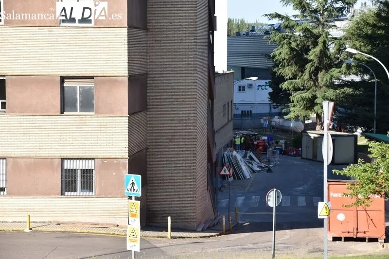 Aspecto del antiguo Clínico con motivo de la retirada de materiales del interior, previa a la próxima demolición. Foto de Vanesa Martins