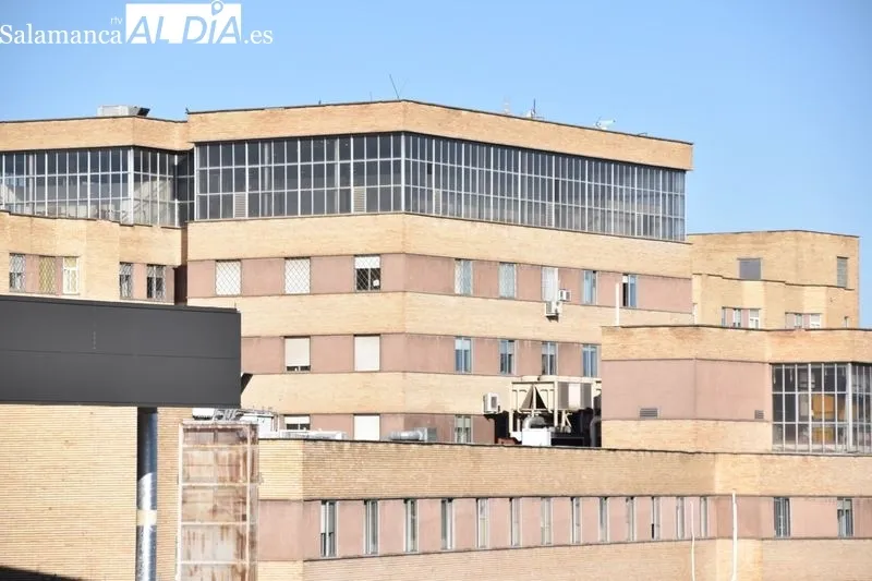 Aspecto del antiguo Clínico con motivo de la retirada de materiales del interior, previa a la próxima demolición. Foto de Vanesa Martins