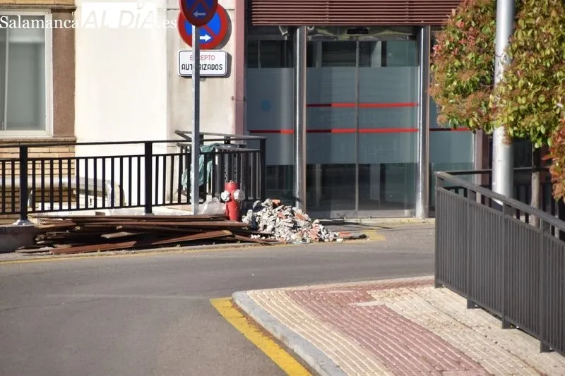 Aspecto del antiguo Clínico con motivo de la retirada de materiales del interior, previa a la próxima demolición. Foto de Vanesa Martins