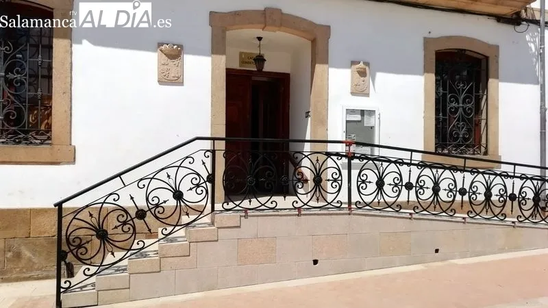La Casa Consistorial ofrece una nueva y bella imagen con la instalación de la verja de forja