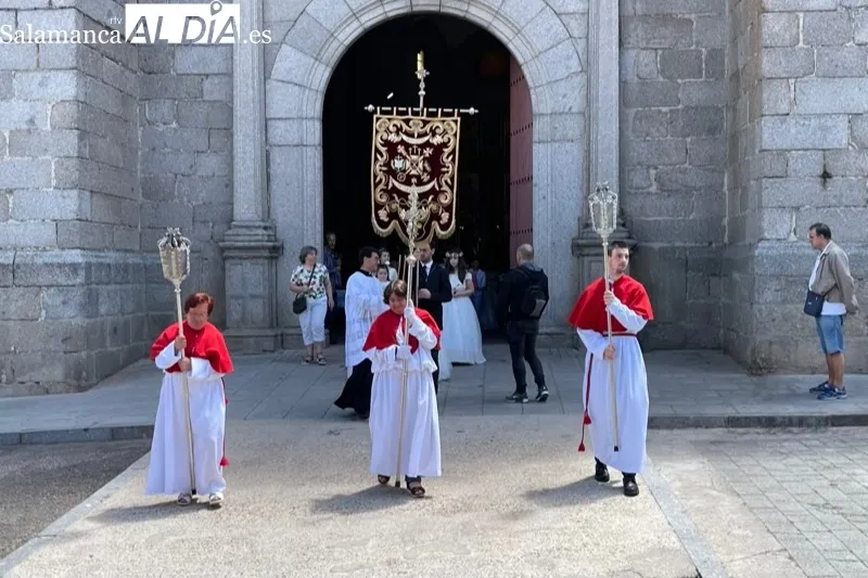 Cientos de personas participaban en la procesión del Corpus 
