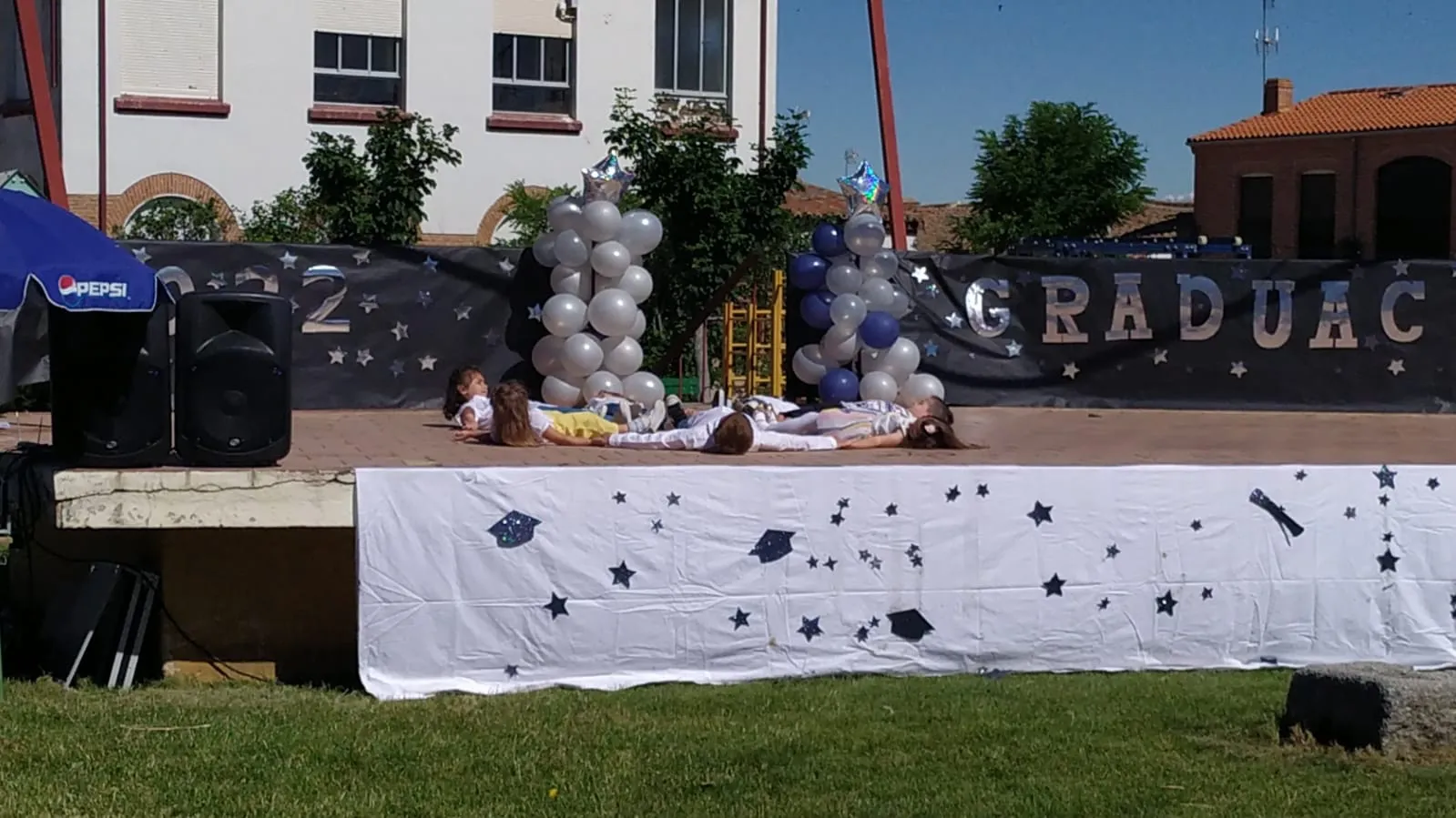 El parque municipal de Macotera acogía la graduación de los alumnos del CEO Miguel Delibes 