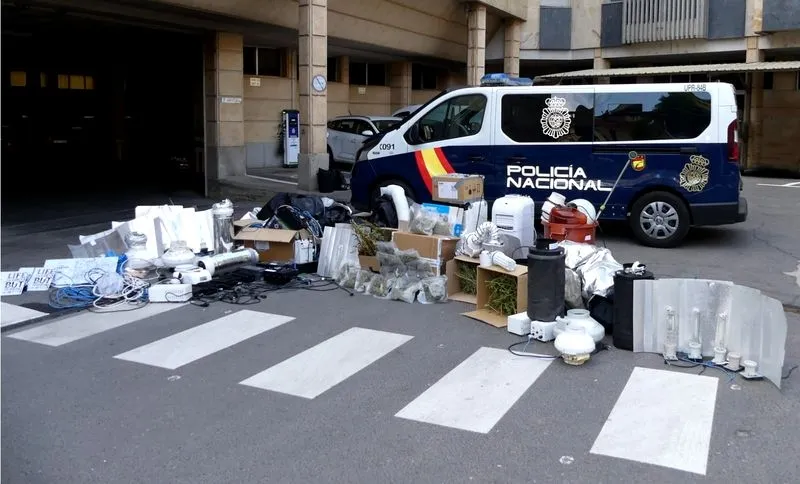 Droga y material intervenidos por la Policía Nacional en esta operación en Salamanca