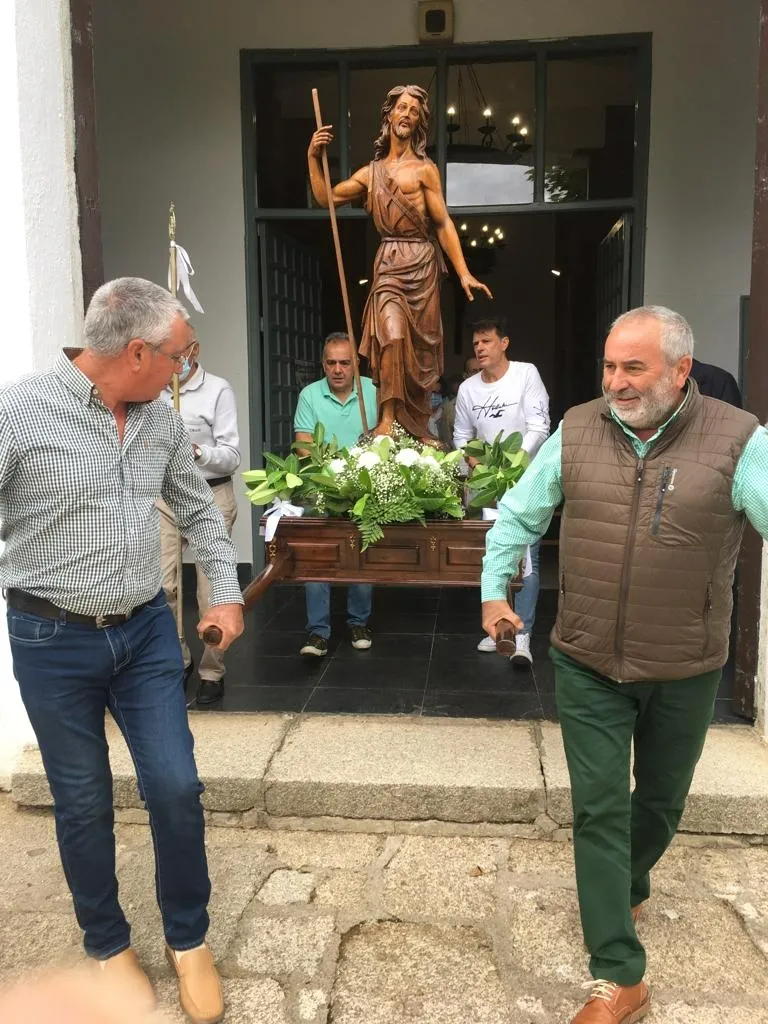 Foto 3 - Los vecinos de Sanjuanejo sacan en procesi&oacute;n a su patr&oacute;n
