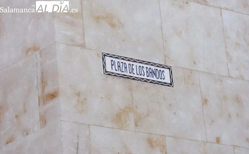 Rótulo de la Plaza de los Bandos, sobre la fachada del Banco Santander recubierta por la piedra de Burgos.