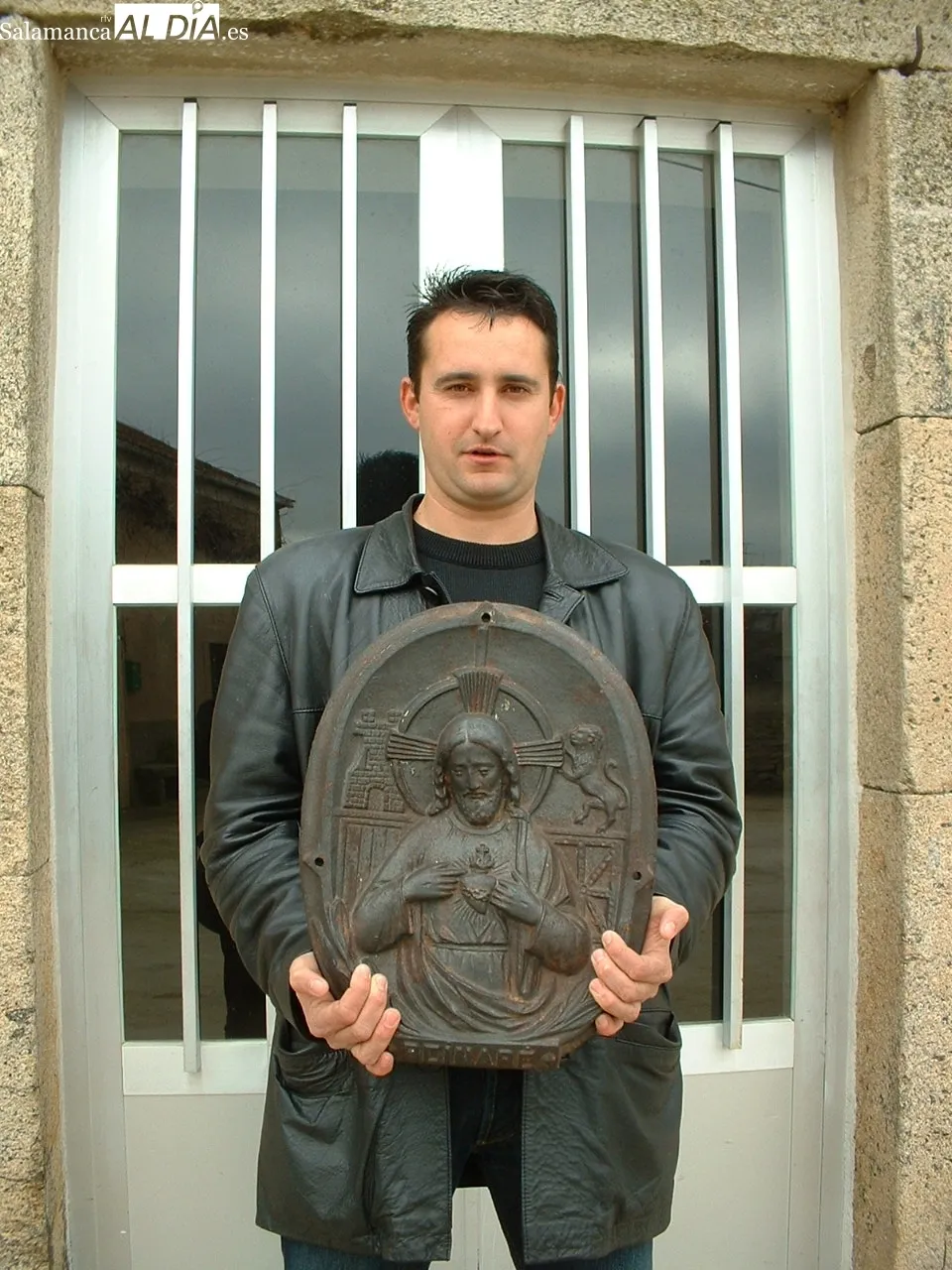 Imagen de 2004 con el alcalde de Escuernavacas, Juan Jesús Mangas, cuando 30 años después de su desaparición reapareció el medallón del Corazón de Jesús  / CORRAL 