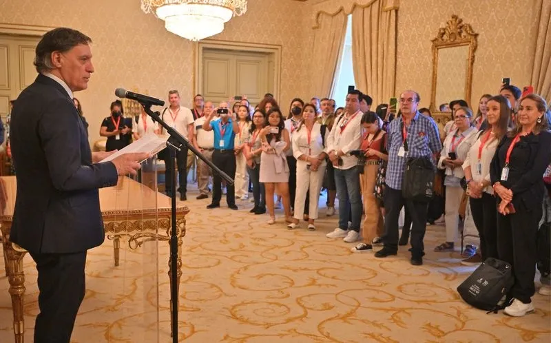 El alcalde de Salamanca, Carlos García Carbayo, recibe en el Ayuntamiento a participantes de la 49ª edición de los Cursos de Especialización en Derecho de la Universidad de Salamanca
