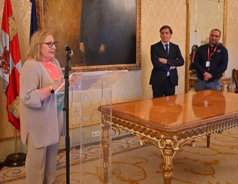 El alcalde de Salamanca, Carlos García Carbayo, recibe en el Ayuntamiento a participantes de la 49ª edición de los Cursos de Especialización en Derecho de la Universidad de Salamanca