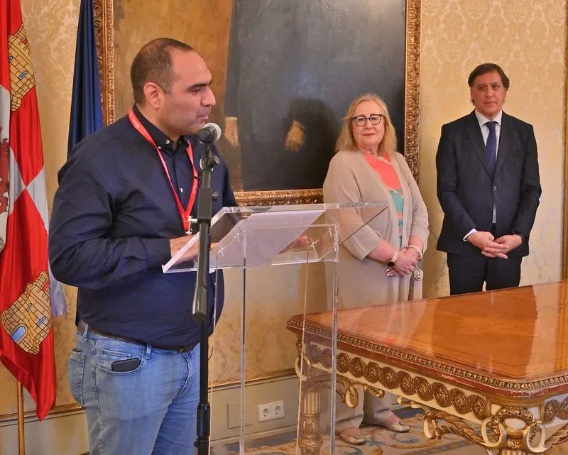 El alcalde de Salamanca, Carlos García Carbayo, recibe en el Ayuntamiento a participantes de la 49ª edición de los Cursos de Especialización en Derecho de la Universidad de Salamanca
