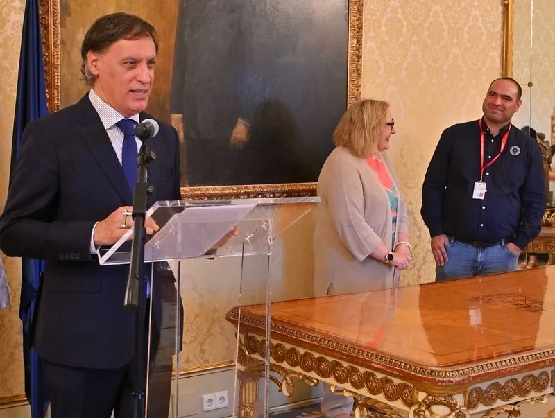El alcalde de Salamanca, Carlos García Carbayo, recibe en el Ayuntamiento a participantes de la 49ª edición de los Cursos de Especialización en Derecho de la Universidad de Salamanca