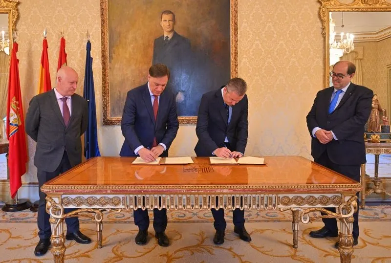 Firma de este convenio con el alcalde, Carlos García Carbayo, y los concejales de Hacienda y Promoción Económica, Fernando Rodríguez, y Juan José Sánchez, respectivamente, y Fernando Criado, director del Centro de Alto Rendimiento en NTT DATA Salamanca