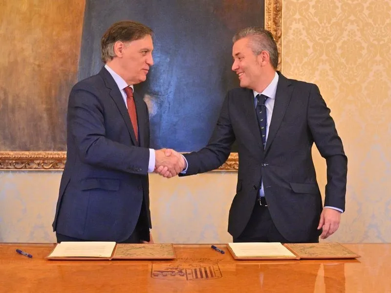 Firma de este convenio con el alcalde, Carlos García Carbayo, y los concejales de Hacienda y Promoción Económica, Fernando Rodríguez, y Juan José Sánchez, respectivamente, y Fernando Criado, director del Centro de Alto Rendimiento en NTT DATA Salamanca