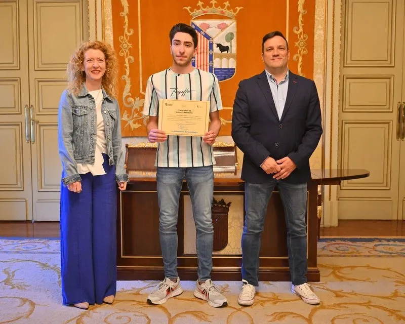 Foto 11 - Once nuevos camareros reciben sus diplomas en el Ayuntamiento, antes de comenzar a vida laboral