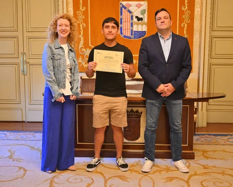 Foto 10 - Once nuevos camareros reciben sus diplomas en el Ayuntamiento, antes de comenzar a vida laboral