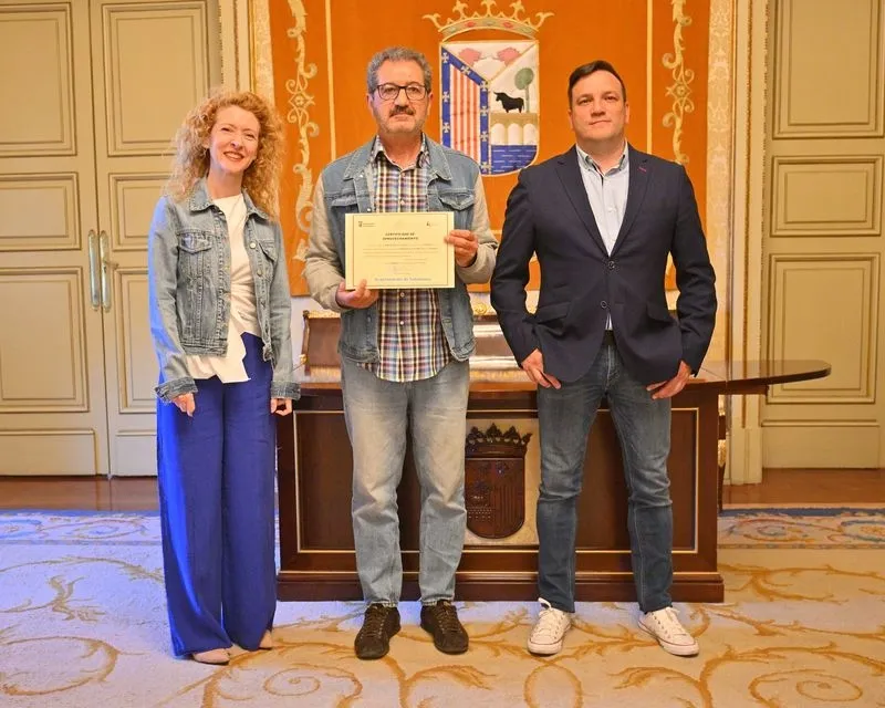 Foto 12 - Once nuevos camareros reciben sus diplomas en el Ayuntamiento, antes de comenzar a vida laboral