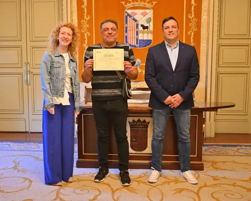 Foto 13 - Once nuevos camareros reciben sus diplomas en el Ayuntamiento, antes de comenzar a vida laboral