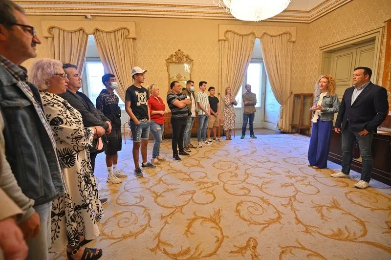 Foto 6 - Once nuevos camareros reciben sus diplomas en el Ayuntamiento, antes de comenzar a vida laboral