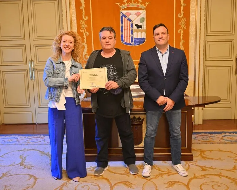 Foto 8 - Once nuevos camareros reciben sus diplomas en el Ayuntamiento, antes de comenzar a vida laboral