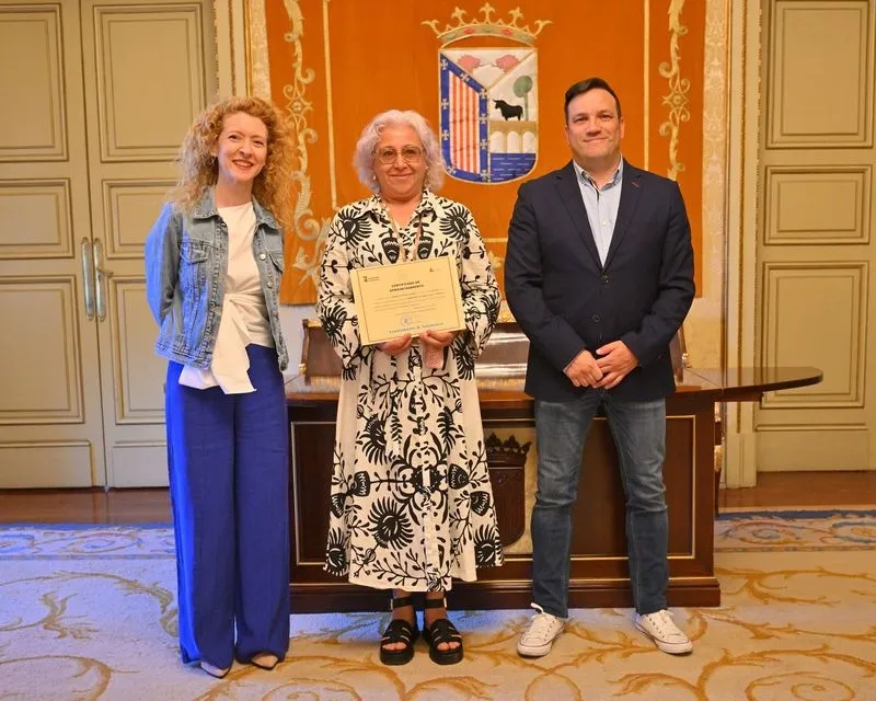 Foto 2 - Once nuevos camareros reciben sus diplomas en el Ayuntamiento, antes de comenzar a vida laboral