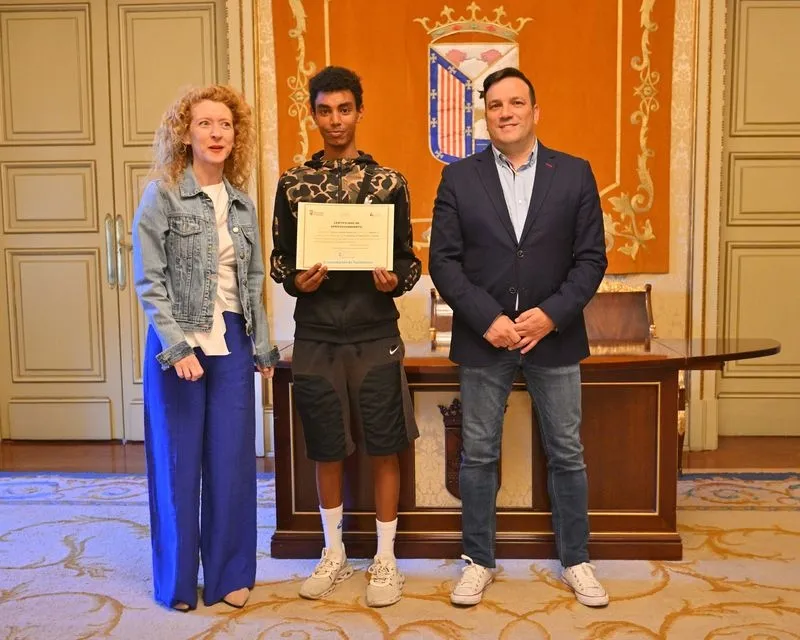Foto 4 - Once nuevos camareros reciben sus diplomas en el Ayuntamiento, antes de comenzar a vida laboral