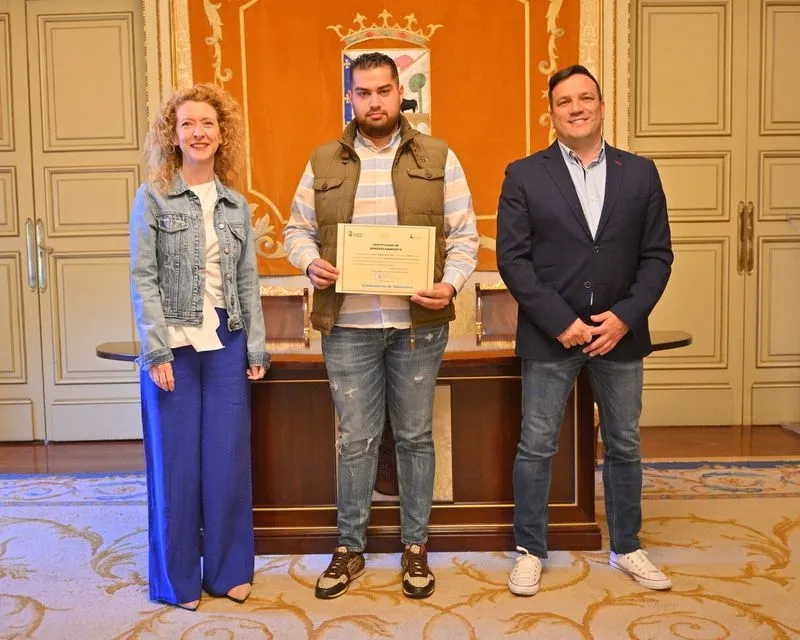 Foto 3 - Once nuevos camareros reciben sus diplomas en el Ayuntamiento, antes de comenzar a vida laboral