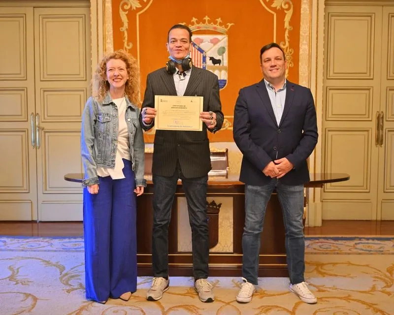 Foto 5 - Once nuevos camareros reciben sus diplomas en el Ayuntamiento, antes de comenzar a vida laboral