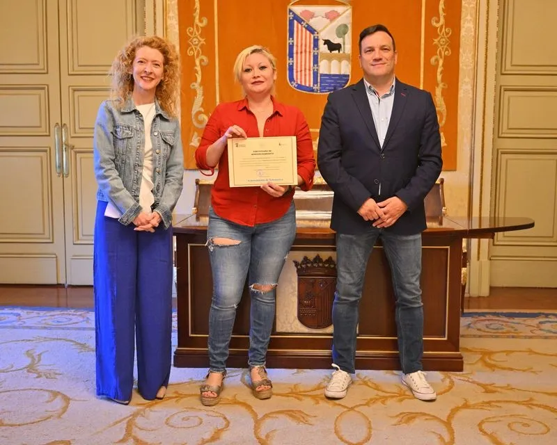 Foto 7 - Once nuevos camareros reciben sus diplomas en el Ayuntamiento, antes de comenzar a vida laboral
