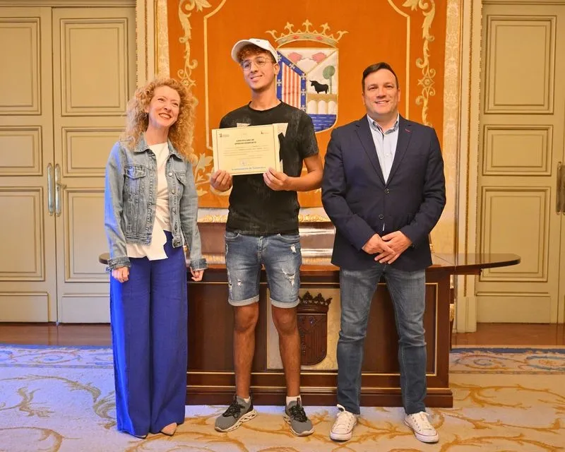 Foto 9 - Once nuevos camareros reciben sus diplomas en el Ayuntamiento, antes de comenzar a vida laboral