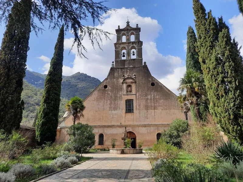 Fachada de la iglesia, reconstruida