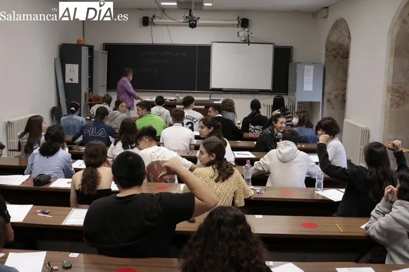 Primer examen de la EBAU en la Facultad de Filología de la Universidad de Salamanca (Palacio de Anaya). Foto de David Sañudo