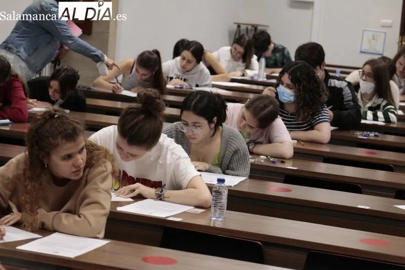 Primer examen de la EBAU en la Facultad de Filología de la Universidad de Salamanca (Palacio de Anaya). Foto de David Sañudo