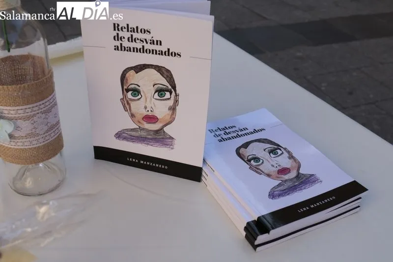 Mesa informativa de Salud Mental Salamanca – AFEMC en la plaza del Liceo. Foto de David Sañudo