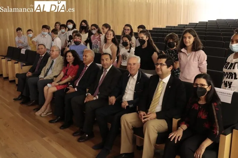 Los alumnos del CEIP Manuel Moreno Blanco de Vitigudino recibían el premio como ganadores del concurso 'Imagina tu empresa' / FOTOS: DAVID SAÑUDO 