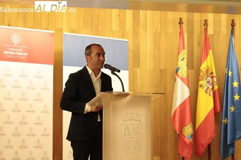 Los alumnos del CEIP Manuel Moreno Blanco de Vitigudino recibían el premio como ganadores del concurso 'Imagina tu empresa' / FOTOS: DAVID SAÑUDO 