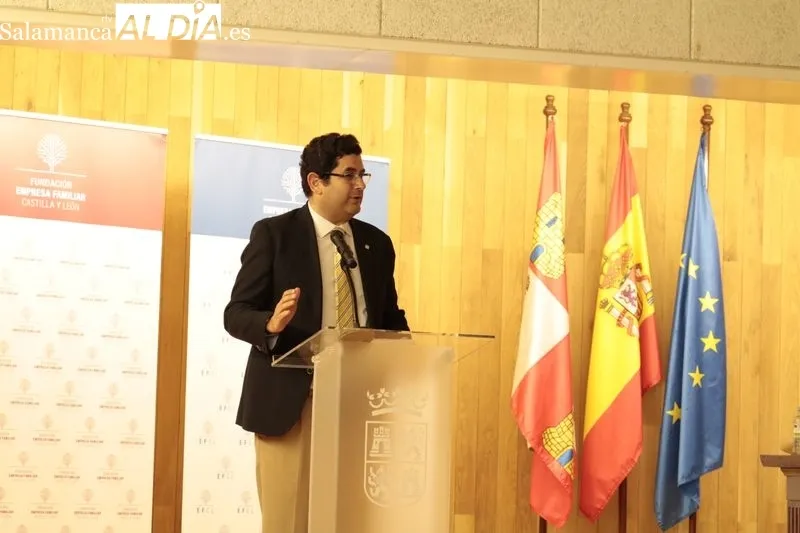 Los alumnos del CEIP Manuel Moreno Blanco de Vitigudino recibían el premio como ganadores del concurso 'Imagina tu empresa' / FOTOS: DAVID SAÑUDO 