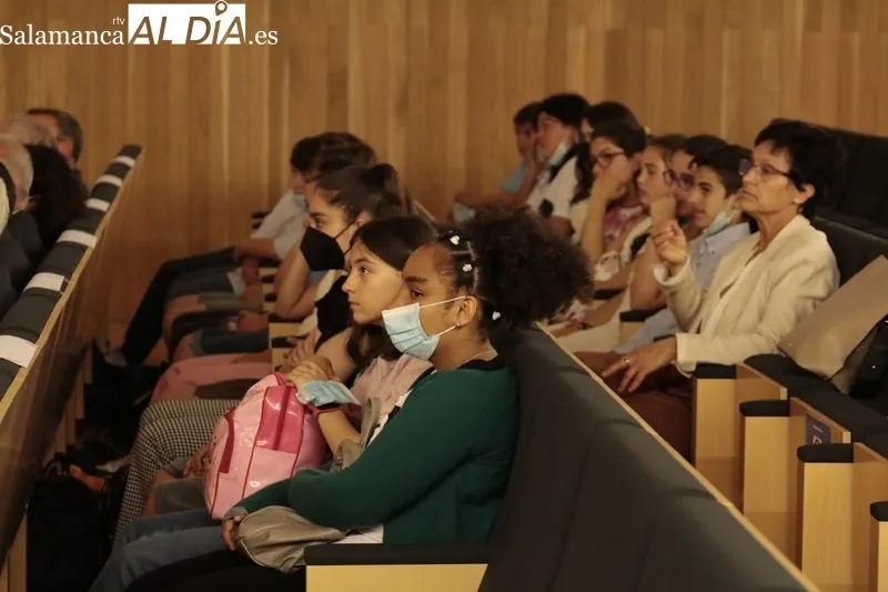 Los alumnos del CEIP Manuel Moreno Blanco de Vitigudino recibían el premio como ganadores del concurso 'Imagina tu empresa' / FOTOS: DAVID SAÑUDO 