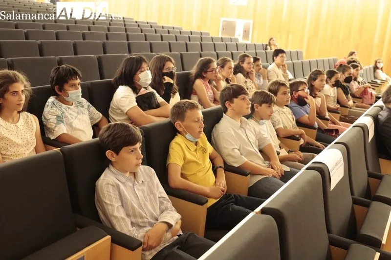 Los alumnos del CEIP Manuel Moreno Blanco de Vitigudino recibían el premio como ganadores del concurso 'Imagina tu empresa' / FOTOS: DAVID SAÑUDO 
