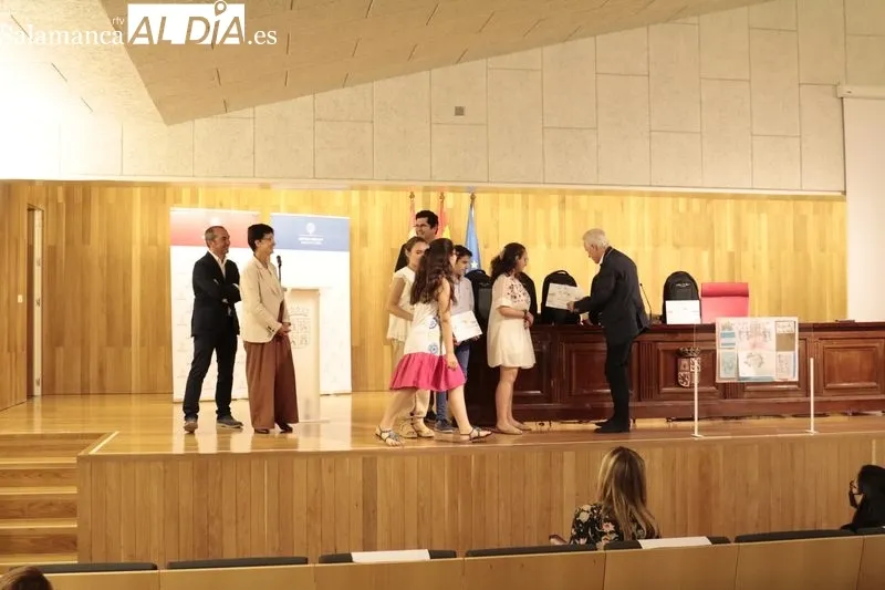Los alumnos del CEIP Manuel Moreno Blanco de Vitigudino recibían el premio como ganadores del concurso 'Imagina tu empresa' / FOTOS: DAVID SAÑUDO 