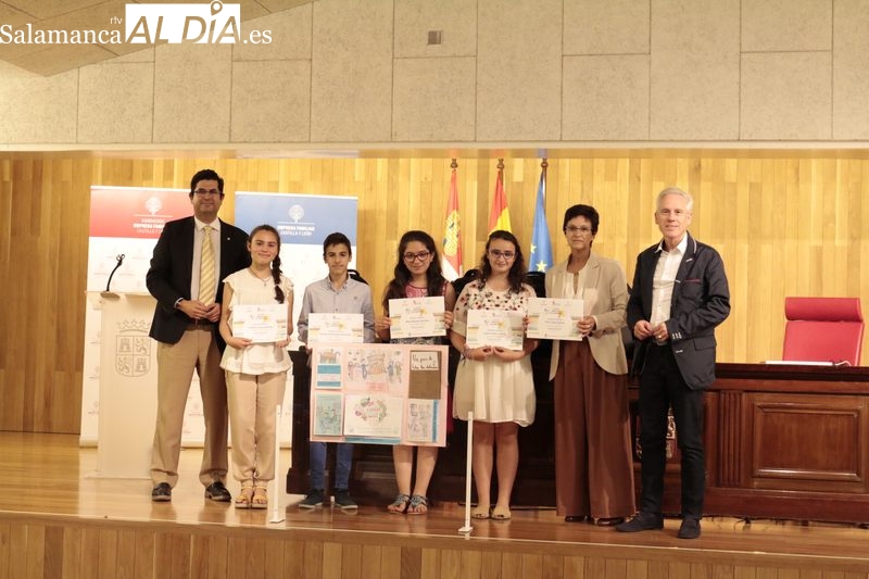 Los alumnos del CEIP Manuel Moreno Blanco de Vitigudino recibían el premio como ganadores del concurso 'Imagina tu empresa' / FOTOS: DAVID SAÑUDO 