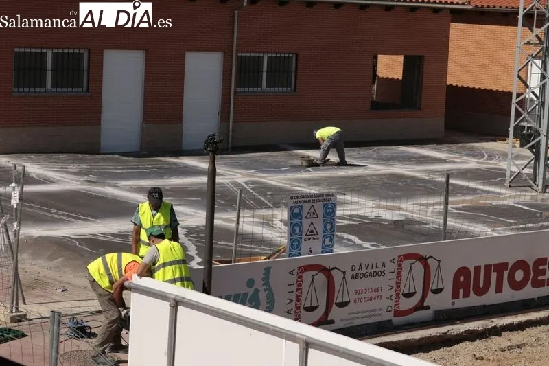 Foto 5 - Las obras en el Reina Sof&iacute;a no paran: montones de tierra, mejoras en el suelo y maquinaria por el campo