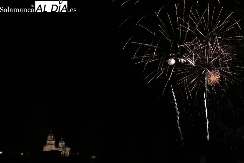 Foto 17 - Los fuegos artificiales iluminan la noche salmantina 