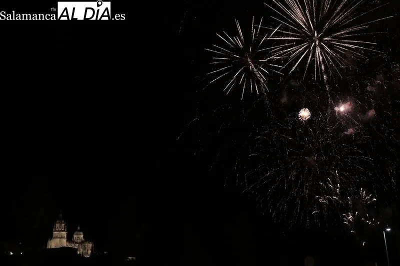 Foto 16 - Los fuegos artificiales iluminan la noche salmantina 