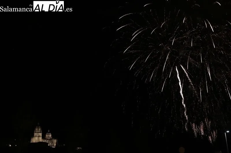 Foto 15 - Los fuegos artificiales iluminan la noche salmantina 
