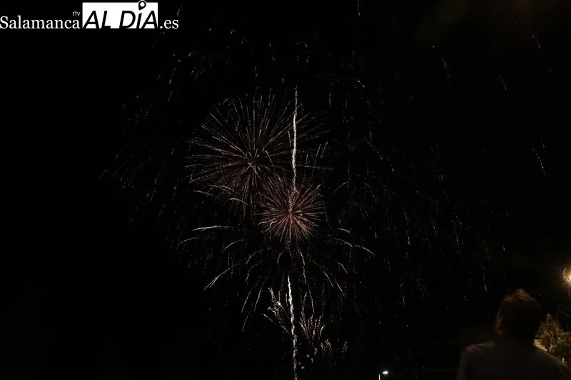 Foto 14 - Los fuegos artificiales iluminan la noche salmantina 