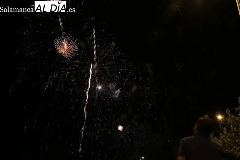 Foto 13 - Los fuegos artificiales iluminan la noche salmantina 