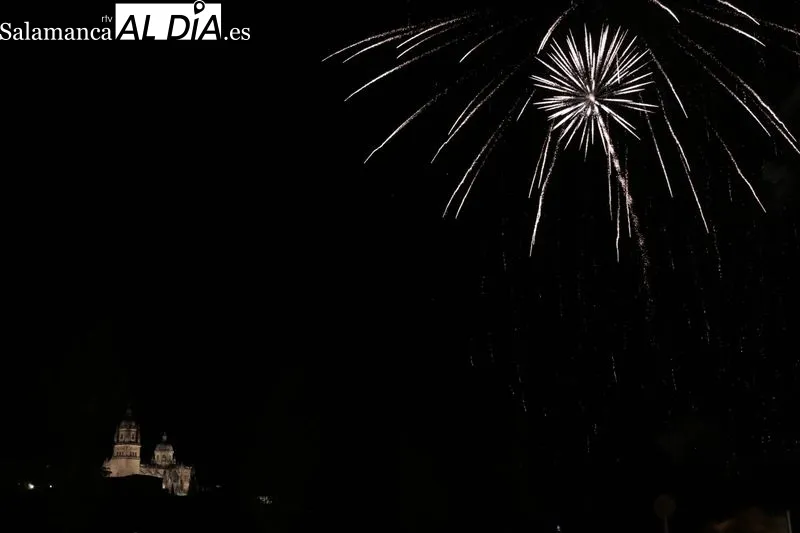 Foto 11 - Los fuegos artificiales iluminan la noche salmantina 
