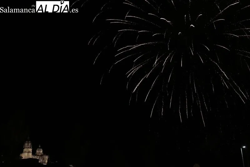 Foto 10 - Los fuegos artificiales iluminan la noche salmantina 