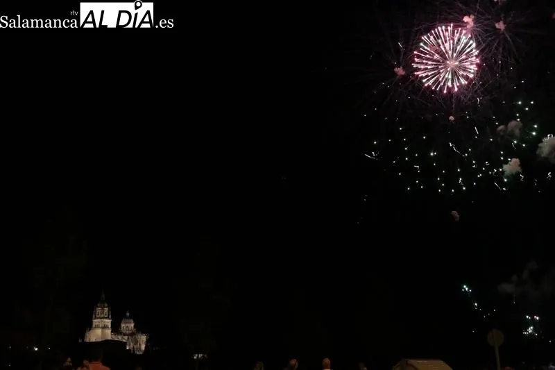 Foto 9 - Los fuegos artificiales iluminan la noche salmantina 